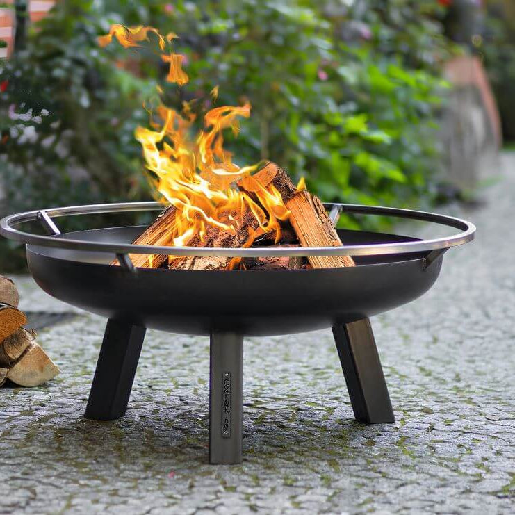Feuerschale CookKing Porto – Feuerschale mit Holzscheiten im Garten