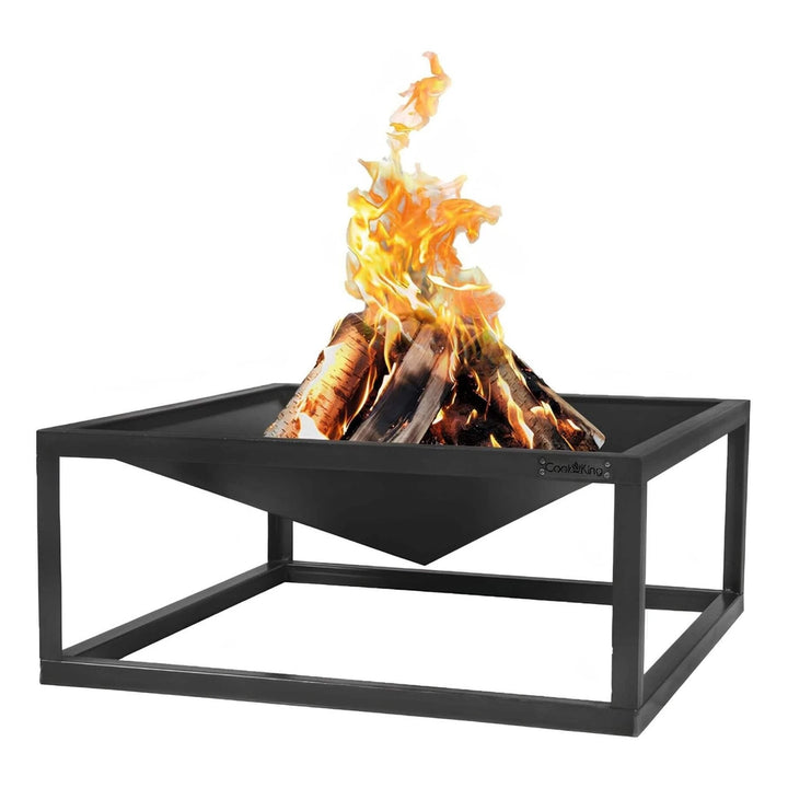 Feuerschale Cook King Square 70x70 cm – Feuerschale mit brennenden Holzscheiten auf weißem Hintergrund