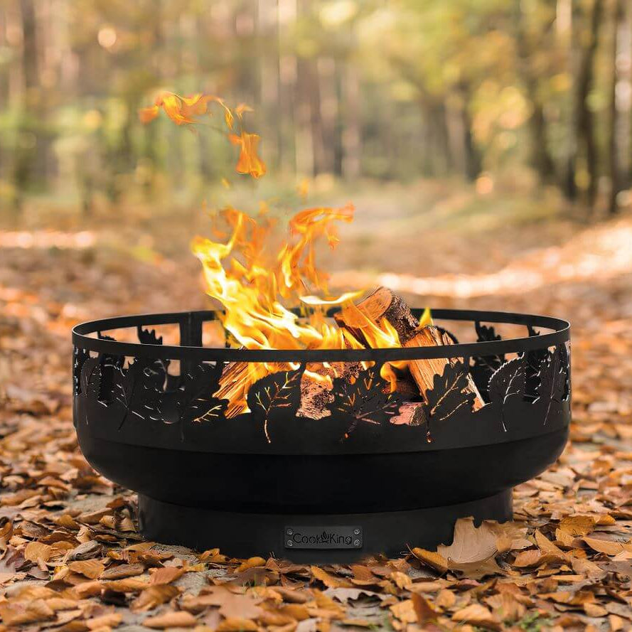 Feuerschale CookKing Toronto 80 cm – Feuerschale mit brennendem Holz auf herbstlichem Laub