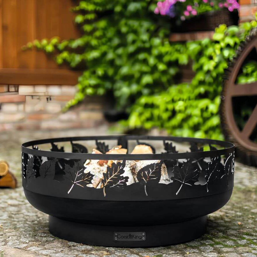 Feuerschale CookKing Toronto 80 cm – Feuerschale mit Holzscheiten auf Gartenpflaster