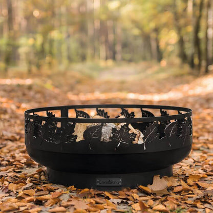 Feuerschale CookKing Toronto 80 cm – Feuerschale mit Holzscheiten auf herbstlichem Laub