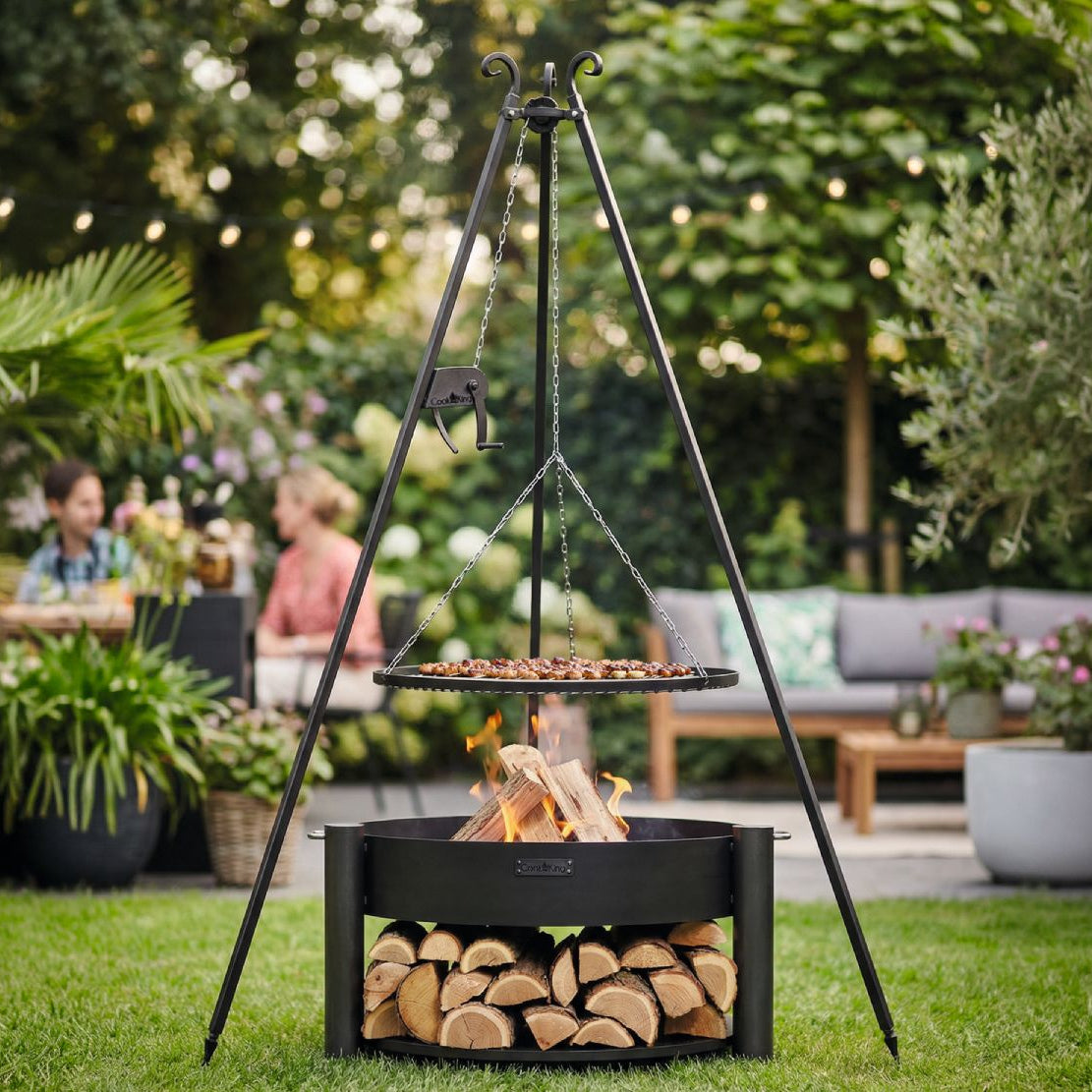 Feuerschale MONTANA 80 cm + Schwenkgrill 180 cm mit Kurbel) und Grillrost aus Rohstahl 70 cm – Brennende Feuerschale unter einem Schwenkgrill im Garten