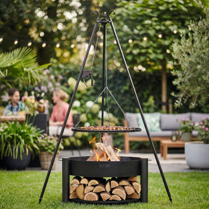 Feuerschale MONTANA 80 cm + Schwenkgrill 180 cm mit Kurbel) und Grillrost aus Rohstahl 70 cm – Brennende Feuerschale unter einem Schwenkgrill im Garten