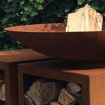 FORNO HALO Feuerschale aus Stahl mit Blick auf Schalenrand, Materialoberfläche und Holzscheit – Detailansicht