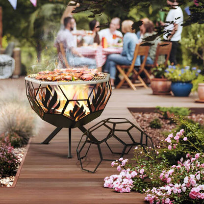Gartenfeuerstelle Hitze Hogar – Gartenfeuerstelle mit Grillgut und abgenommener Gitterhaube auf einer Terrasse