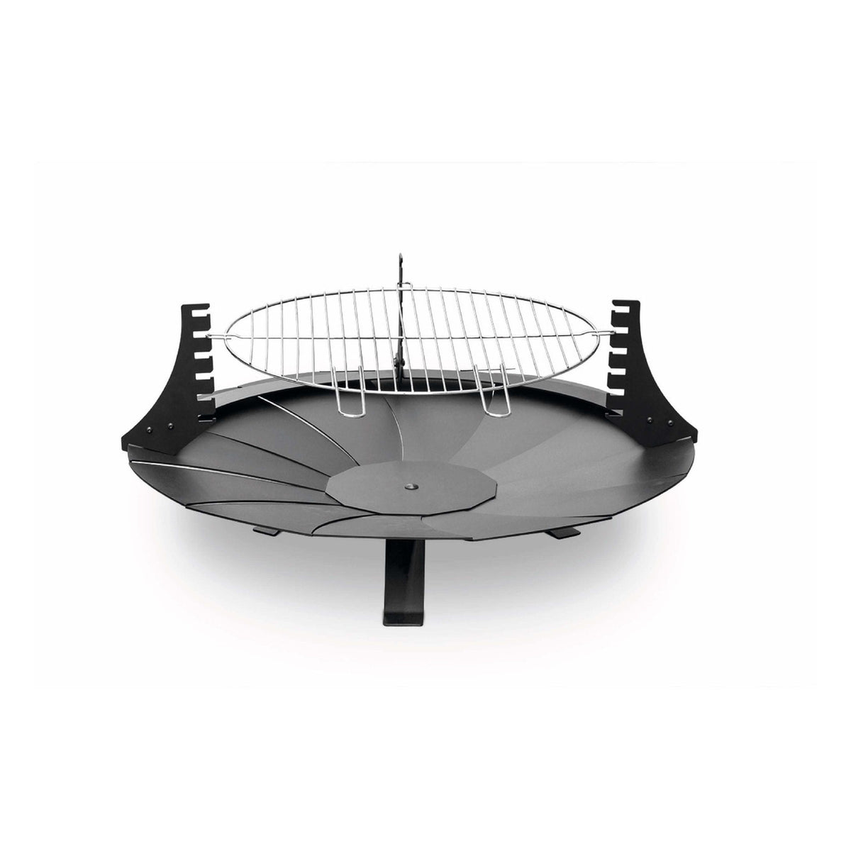 Gartenfeuerstelle Hitze SOL – Runde Gartenfeuerstelle mit aufgesetztem Grillrost auf Weiß