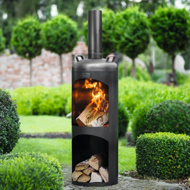 CookKing Gartenofen Faro – Gartenofen mit Feuer und gefülltem Holzfach im Garten