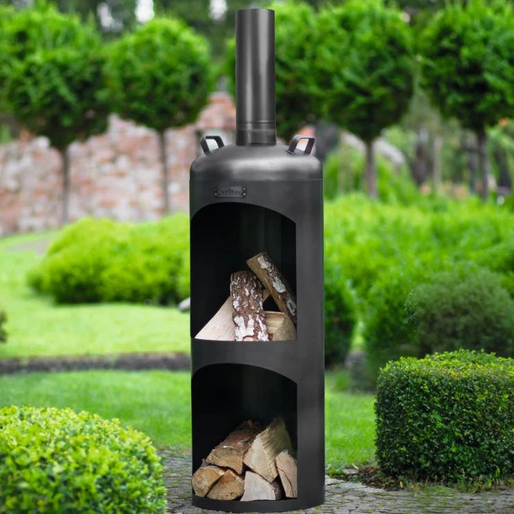 CookKing Gartenofen Faro – Gartenofen mit Holzscheiten und gefülltem Holzfach im Garten