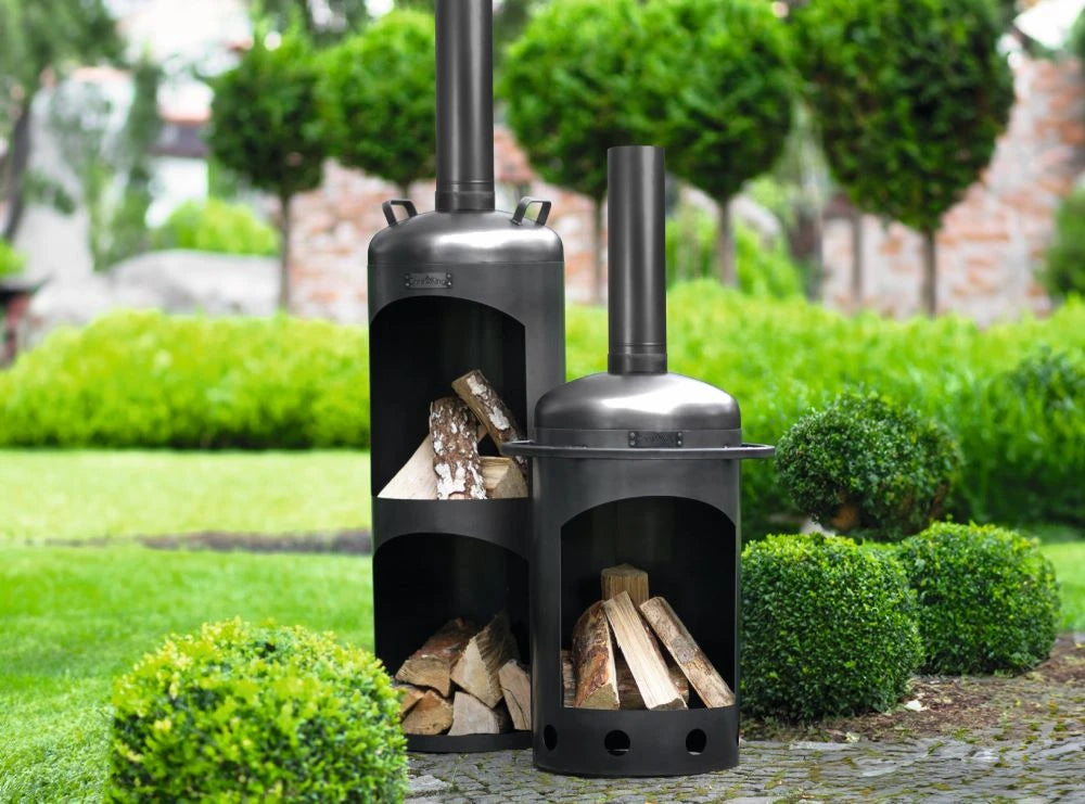 Zwei CookKing Gartenöfen Faro mit Holzscheiten nebeneinander im Garten