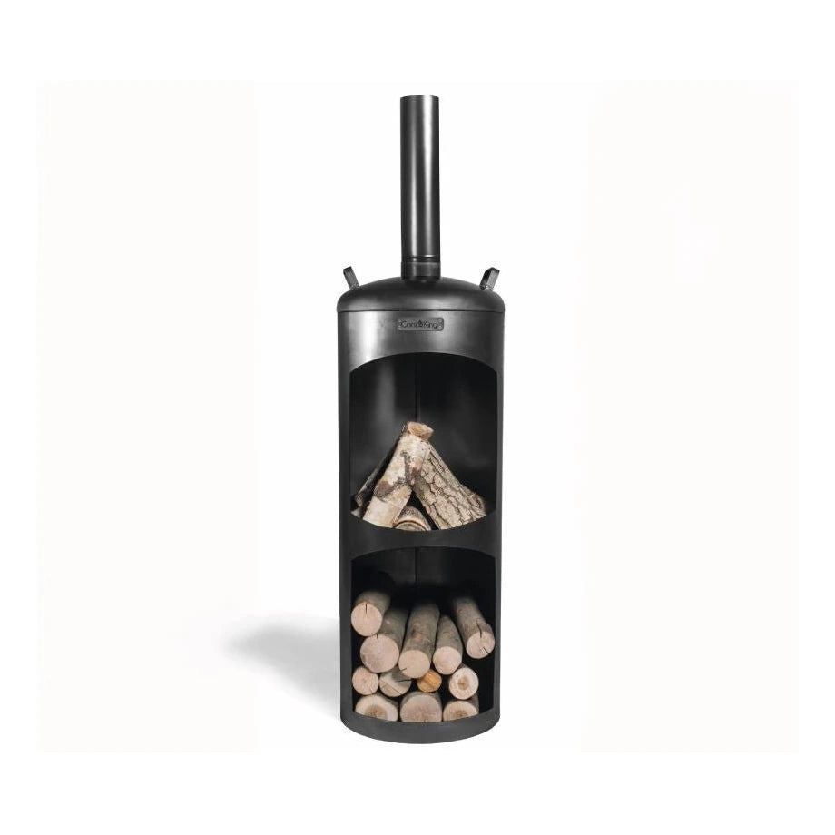 CookKing Gartenofen Faro – Gartenofen mit Holzscheiten und gefülltem Holzfach auf weißem Hintergrund