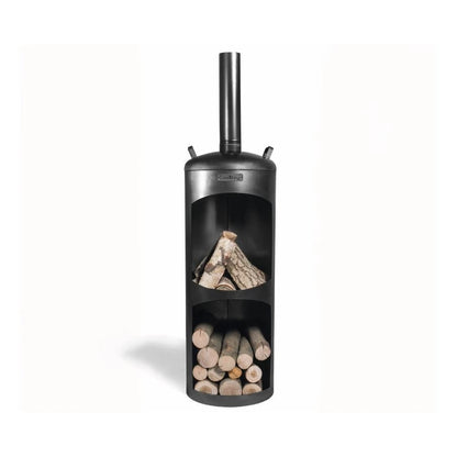 CookKing Gartenofen Faro – Gartenofen mit Holzscheiten und gefülltem Holzfach auf weißem Hintergrund