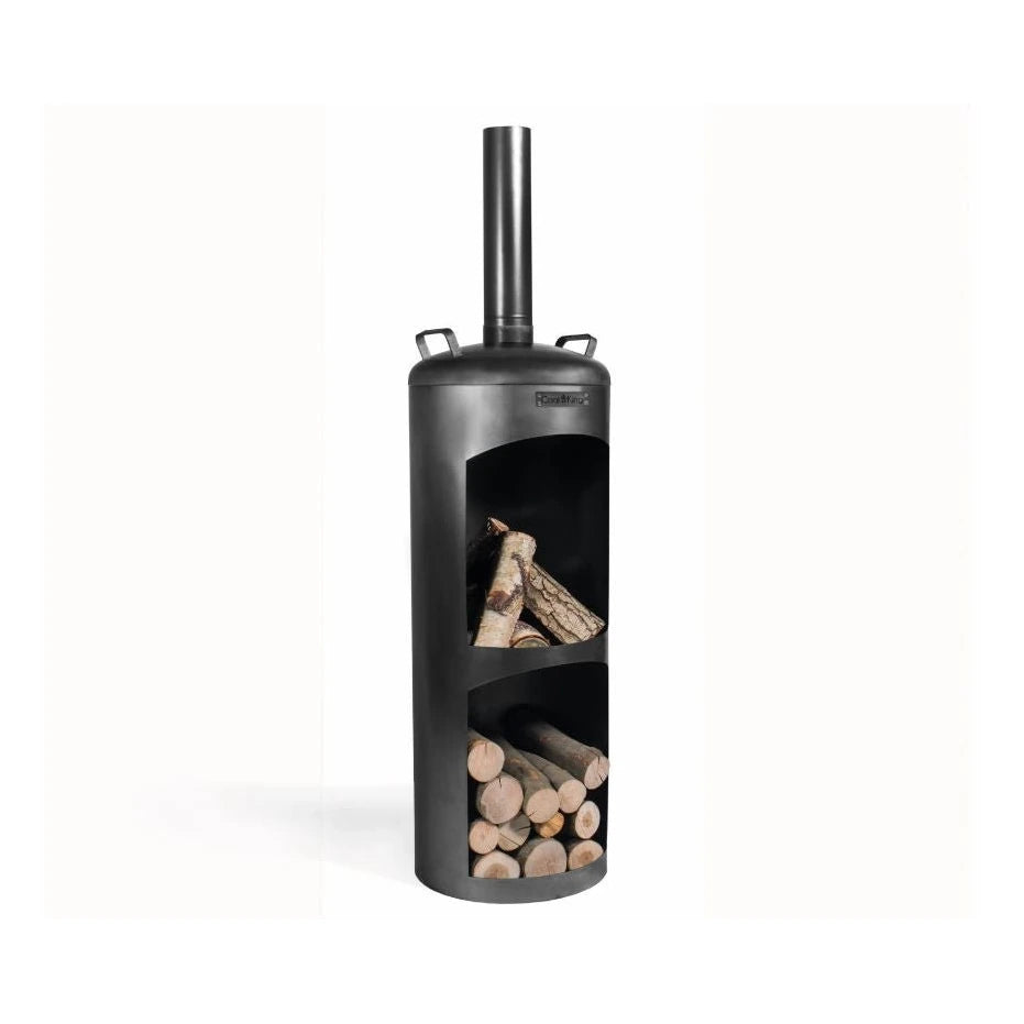 CookKing Gartenofen Faro – Gartenofen mit Holzscheiten und gefülltem Holzfach auf weißem Hintergrund