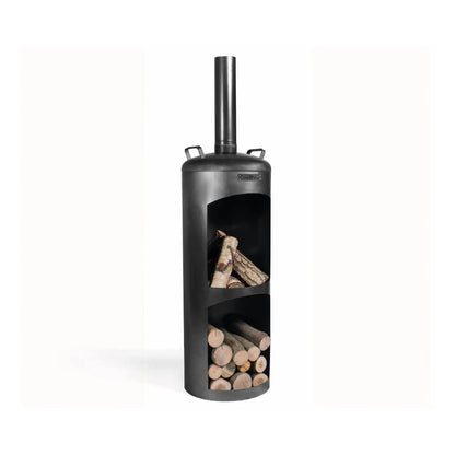 CookKing Gartenofen Faro – Gartenofen mit Holzscheiten und gefülltem Holzfach auf weißem Hintergrund