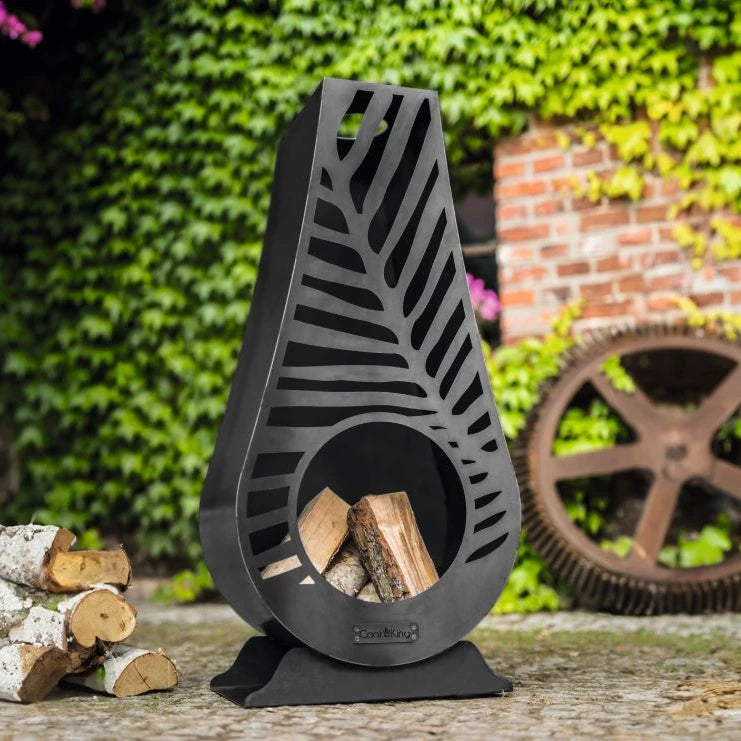 CookKing Gartenofen Lima – Gartenofen mit dekorativer Front und Holzscheiten im Garten