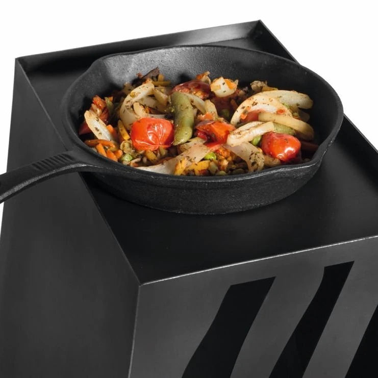 CookKing Gartenofen Lima – Nahaufnahme der Pfanne mit gemischtem Grillgut auf der oberen Ablage