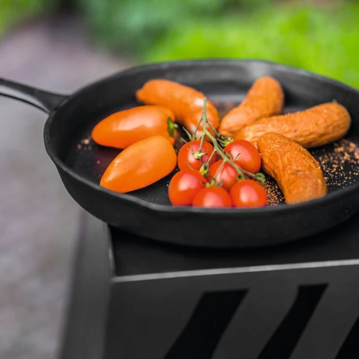 CookKing Gartenofen Lima – Nahaufnahme der Pfanne mit Würstchen und Tomaten auf der oberen Ablage