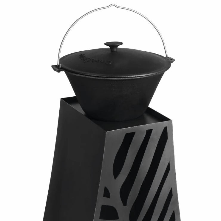 CookKing Gartenofen Lima – Kessel mit Deckel auf der oberen Ablage des Gartenofens