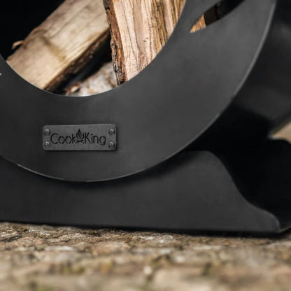 CookKing Gartenofen Lima – Detail des CookKing-Schilds unter der Feueröffnung