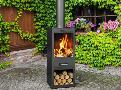 CookKing Gartenofen Rosa mit Flammen und gefülltem Holzfach vor Gartenblumen