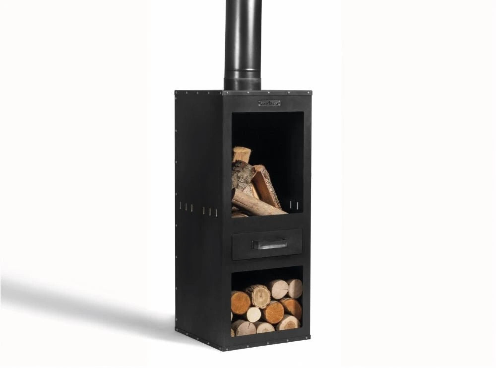 CookKing Gartenofen Rosa mit Holzscheiten und gefülltem Holzfach in Schrägansicht auf Weiß