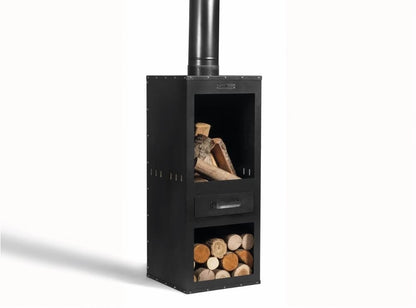 CookKing Gartenofen Rosa mit Holzscheiten und gefülltem Holzfach in Schrägansicht auf Weiß