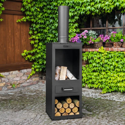CookKing Gartenofen Rosa – im Garten mit Holzscheiten und vollständigem Rauchrohr