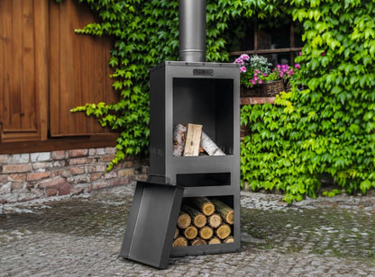 CookKing Gartenofen Rosa mit Holzscheiten und geöffneter Frontklappe im Garten