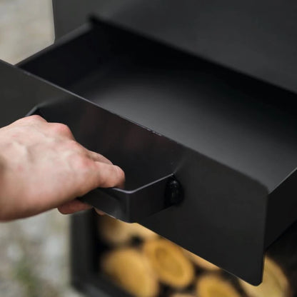 CookKing Gartenofen Rosa – Detail des herausgezogenen Aschekastens mit Hand am Griff
