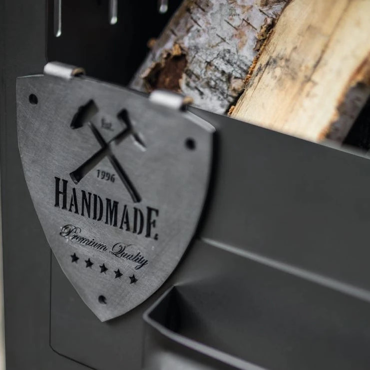 CookKing Gartenofen Rosa – Detail des Handmade-Schilds an der Front