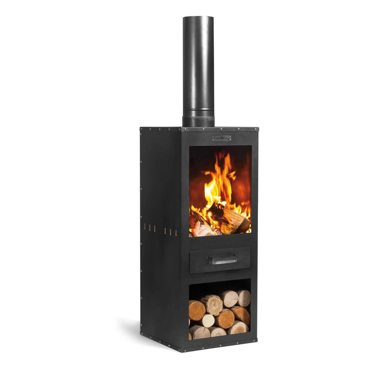 CookKing Gartenofen Rosa – auf weißem Hintergrund mit Feuer, Holzfach und vollständigem Rauchrohr