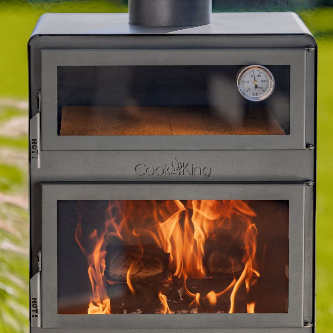 Gartenofen Vento mit Backofen + Rohstahlrost und Holzregal 120×40×30 cm – Detail von Backfach und brennender Feuerkammer