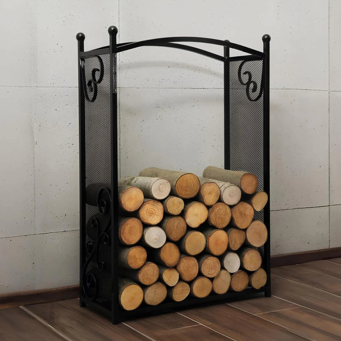 CookKing Kaminholzregal Cherry mit verzierten Gitterseiten schräg im Wohnraum