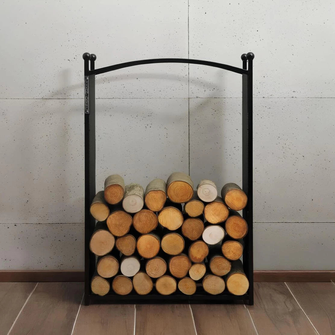 CookKing Kaminholzregal Cherry mit verzierten Gitterseiten frontal im Wohnraum