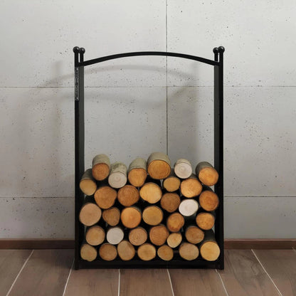 CookKing Kaminholzregal Cherry mit verzierten Gitterseiten frontal im Wohnraum