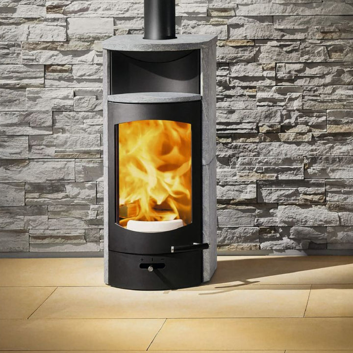 Kaminofen Austroflamm Flok 2.0 im Wohnraum
