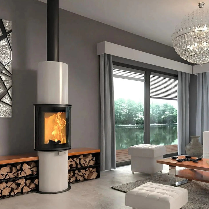 Kaminofen CERA DESIGN Faro | 6 kW – Heller säulenförmiger Kaminofen mit Rauchrohr im Wohnraum