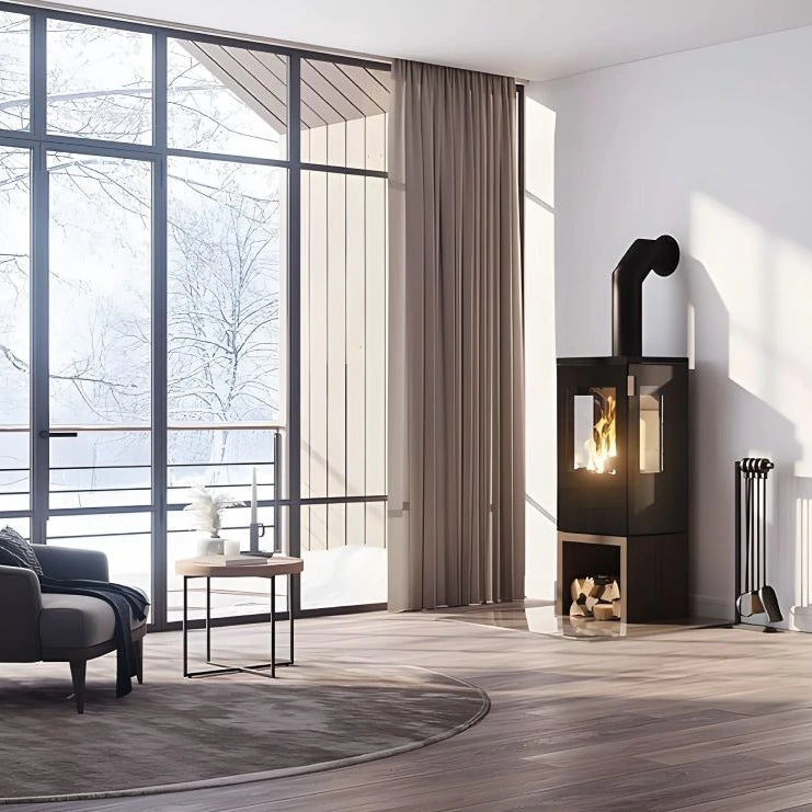 Kaminofen CERA DESIGN Galileo Glas | 5,5 kW – Kaminofen mit Rauchrohr und Holzfach neben hohen Fenstern