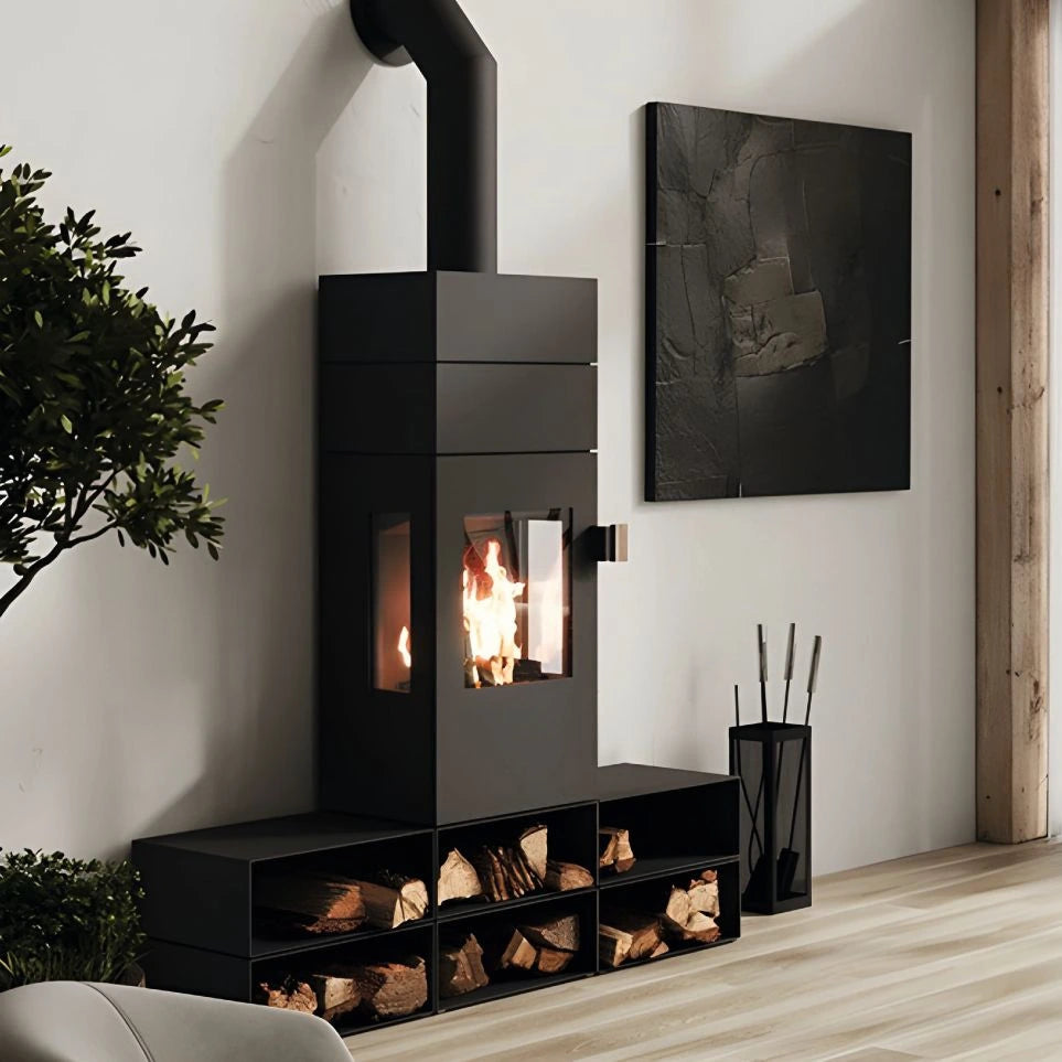 Kaminofen CERA DESIGN Galileo Stahl | 6 kW – Eckiger Kaminofen mit Rauchrohr auf einer niedrigen Holzbank