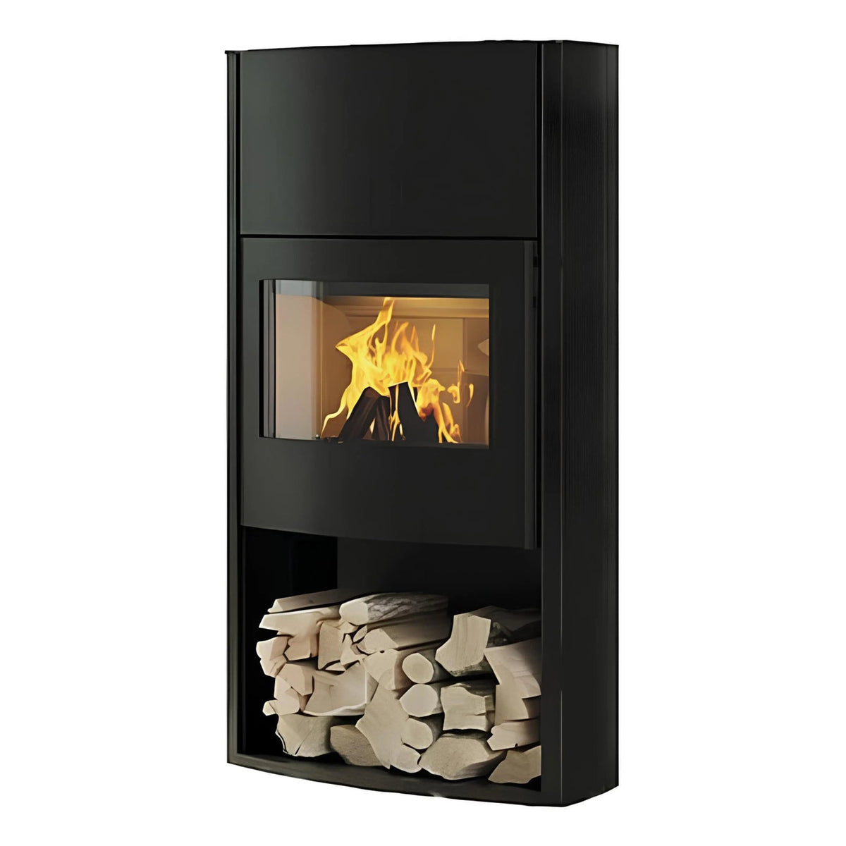 Kaminofen CERA DESIGN Genius | 7 kW – Schwarzer Kaminofen mit Feuer und Holzfach in schräger Ansicht