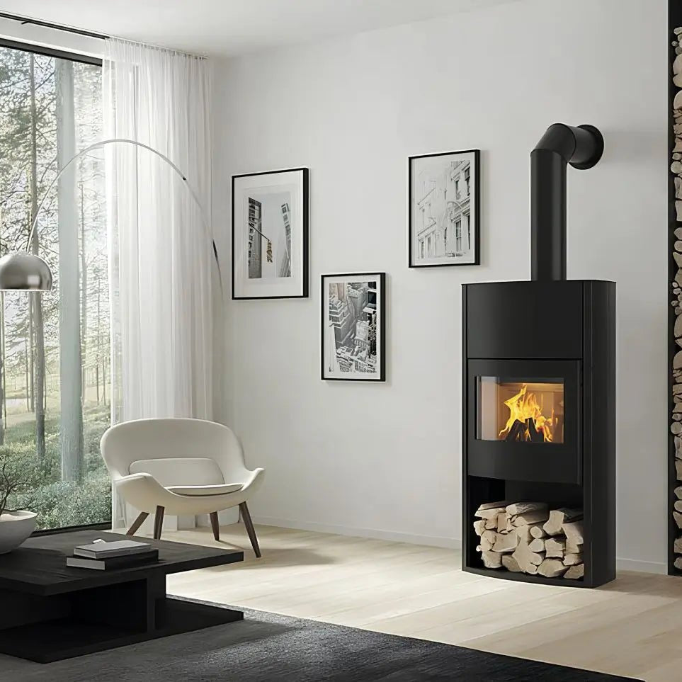 Kaminofen CERA DESIGN Genius | 7 kW – Schwarzer Kaminofen mit Rauchrohr und Holzfach im Wohnraum