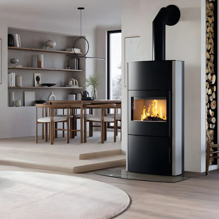 Kaminofen CERA DESIGN Genius Beton | 7 kW – Kaminofen mit Rauchrohr neben dem Essbereich