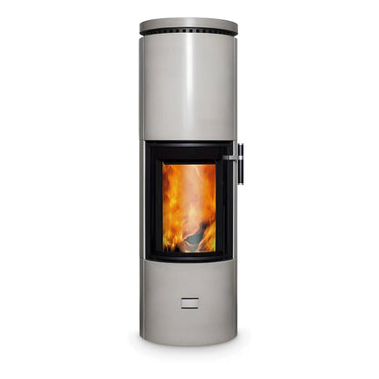 Kaminofen CERA DESIGN Solitherm Beton | 6 kW – Runder hellgrauer Kaminofen mit Betonverkleidung und Feuer