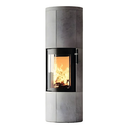 Kaminofen CERA DESIGN Solitherm Speckstein | 6 kW – Runder Kaminofen mit Steinverkleidung und Feuer in schräger Ansicht