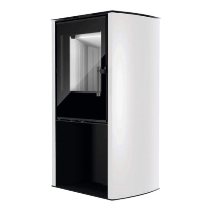 Kaminofen Hitze Cane S 6,5 kW – Kaminofen mit weißer Seitenverkleidung in schräger Vorderansicht auf Weiß