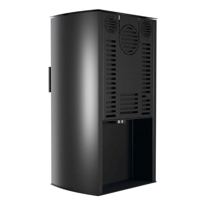 Kaminofen Hitze Cane S 6,5 kW – Dunkler Kaminofen in schräger Rückansicht auf Weiß