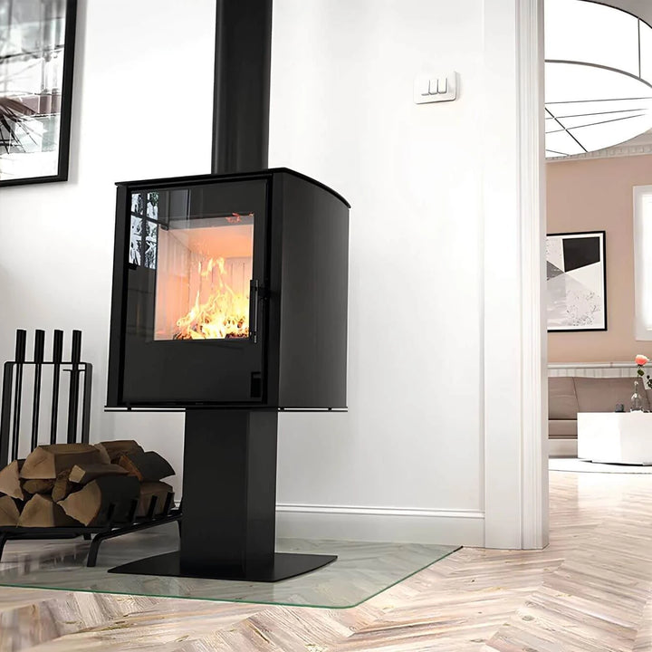 Kaminofen Hitze Cane SF 6,5 kW – Kaminofen auf Standfuß mit Feuer im hellen Wohnraum