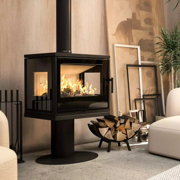 Kaminofen Hitze CF 3S 700 | 8,5 kW – Brennender Kaminofen auf rundem Sockel im Wohnraum
