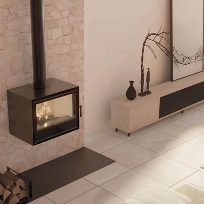 Kaminofen Hitze CF700 | 8,5 kW – Kaminofen mit Feuer und Rauchrohr auf einem Steinsockel im Wohnraum