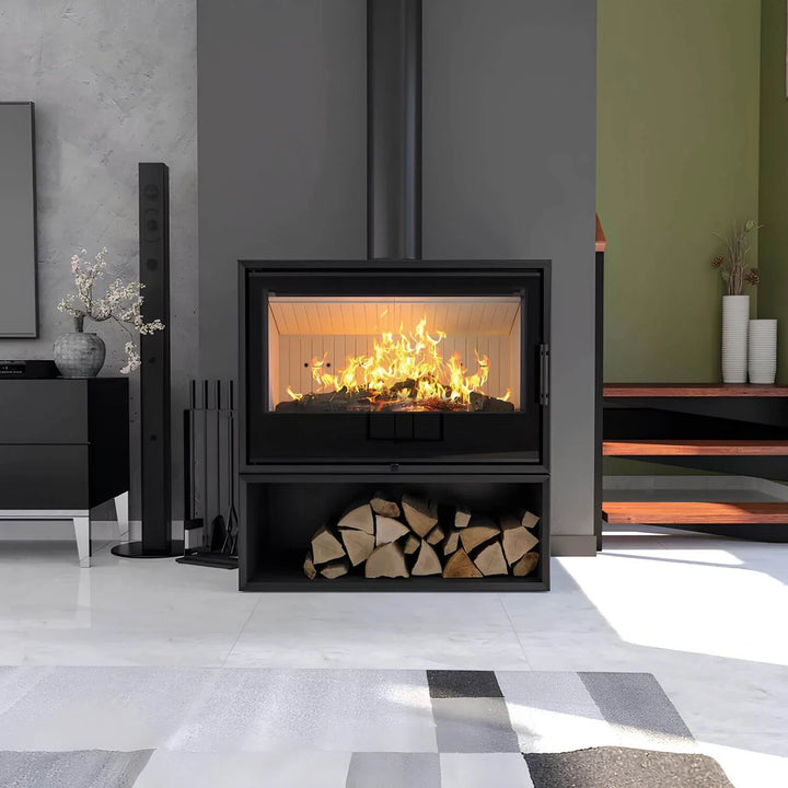Kaminofen Hitze CF800 | 9,5 kW – Kaminofen mit Feuer auf gefülltem Holzfach im Wohnraum