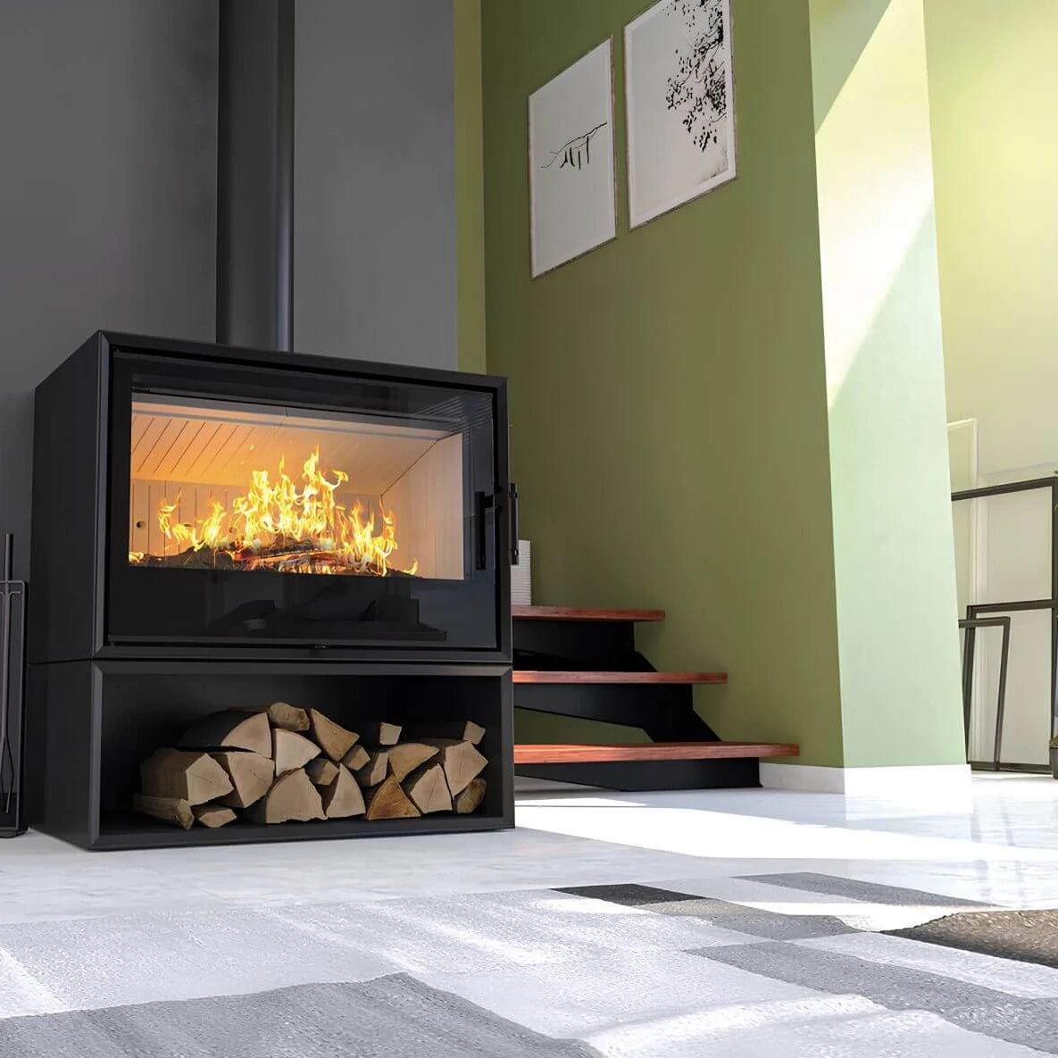 Kaminofen Hitze CF800 | 9,5 kW – Kaminofen mit Feuer und Holzfach neben einer Treppe